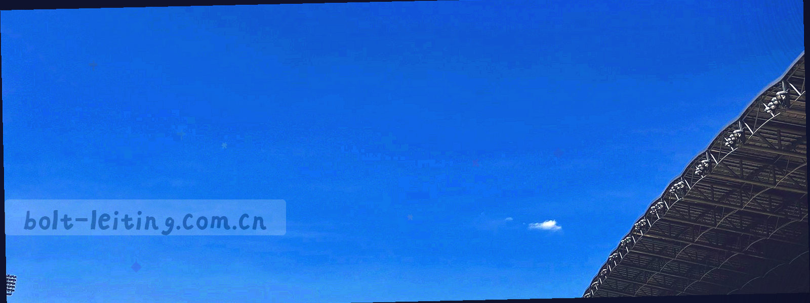 深墨蓝底上的抽象网格与光点矩阵，象征数据在设备与服务器之间的流动关系